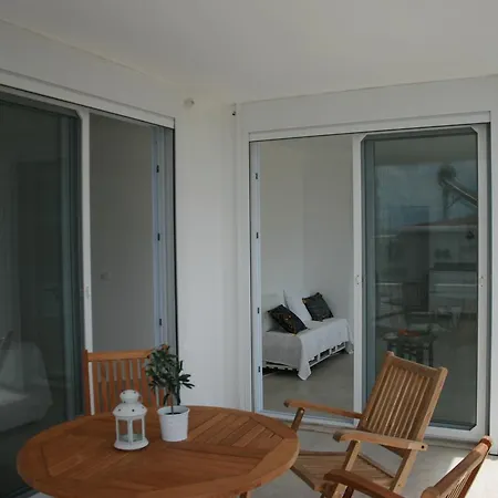 Bay View Apartment *